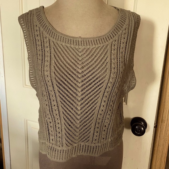 Sadie & Sage Tops - Top /tank Pullover vest